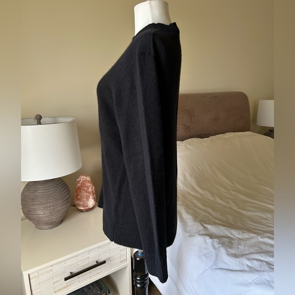 Women’s Theory Cashmere Crewneck Sweater in Black - Picture 2 of 9